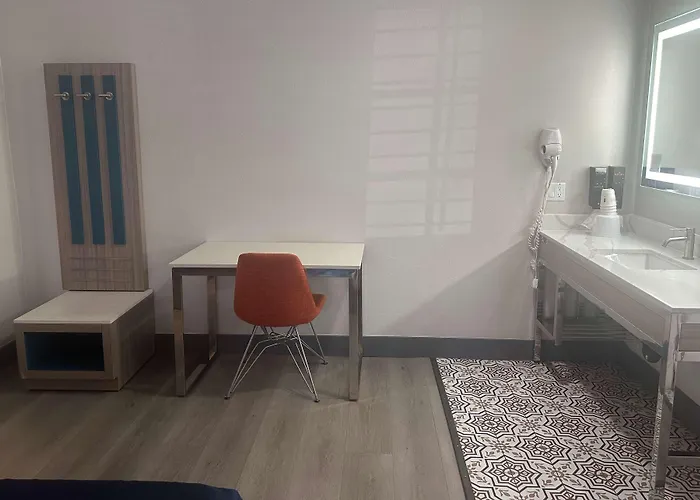 Super 8 By Wyndham Oceanside Downtown