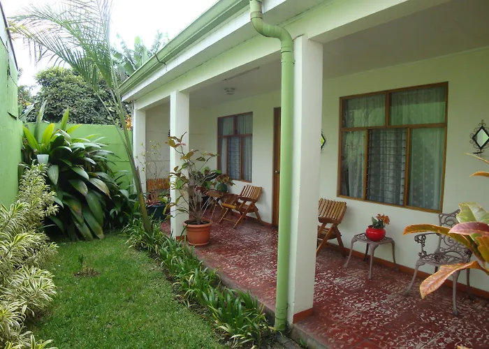 Hotel La Guaria Inn&Suites
