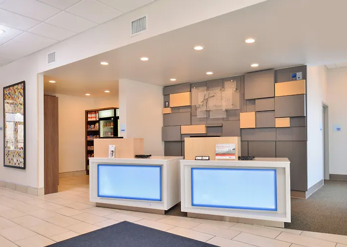 Holiday Inn Express & Suites Farmington Hills - Detroit By Ihg