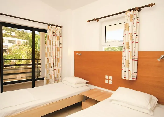 Coliseum Studios & Apartments