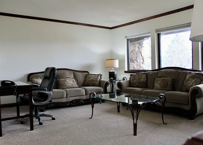 Carlton Lodge Hotel And Suites
