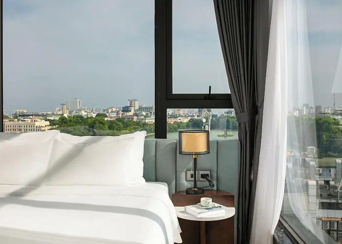 May De Ville Lakeside Hotel