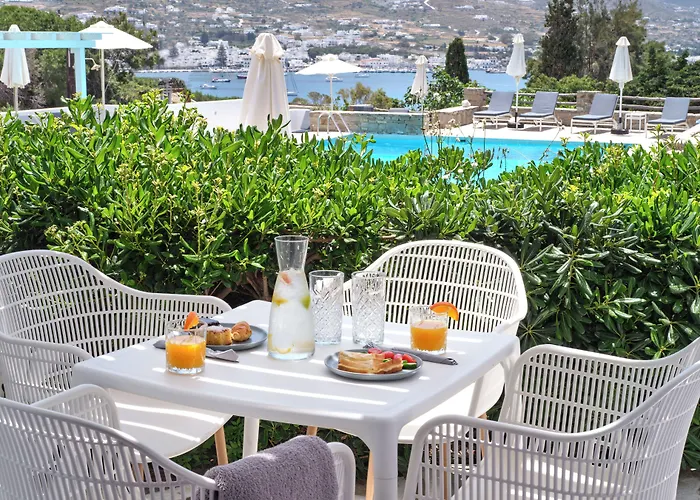 Akrotiri Hotel