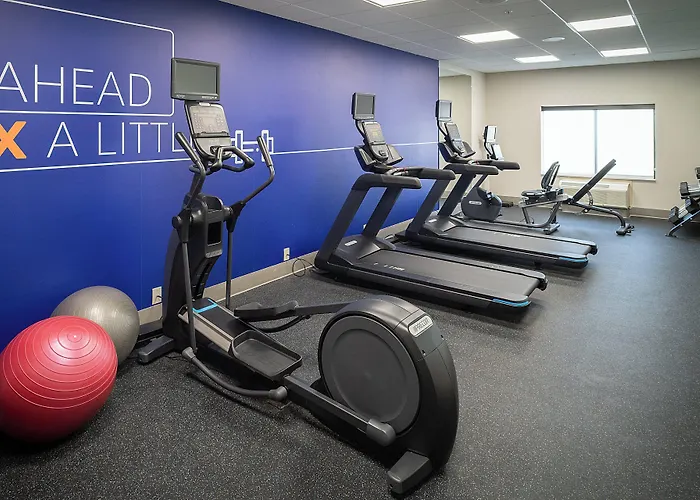 Holiday Inn Express & Suites Fairmont By Ihg