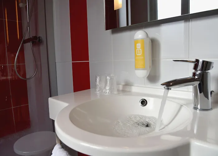 Hotel The Originals Access - Proche Centre-Ville - Gare
