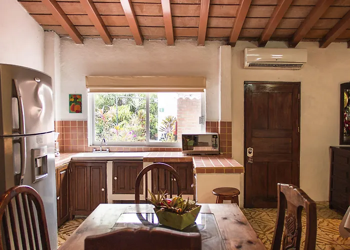 Hotel Posada De Roger - Near Los Muertos Beach