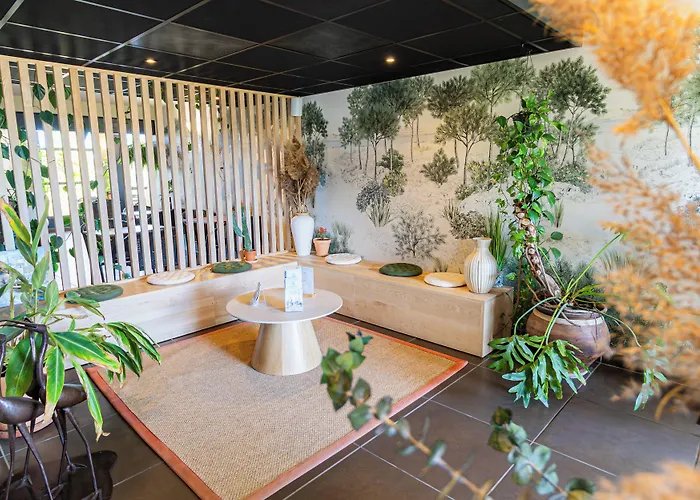 Hôtel les jardins du canal - piscine chauffée à 28 degrés - parking gratuit - garage - bornes électriques - accueil vélos et motos - kids friendly-solaire ecoresponsable