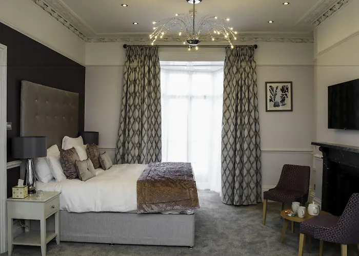 Queens Court Hotel