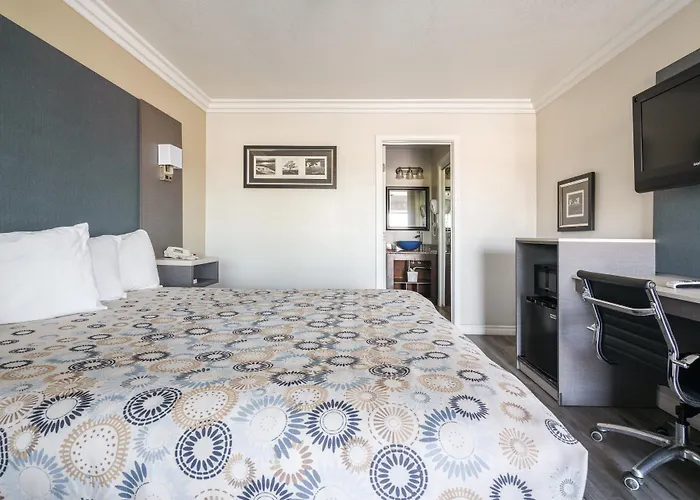 Solaire Inn & Suites