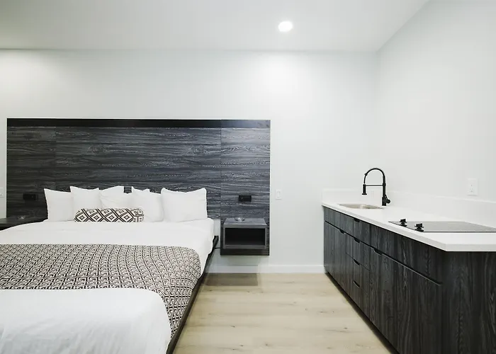 Sapphire Inn & Suites