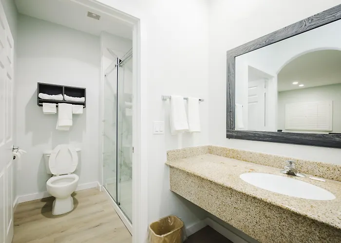 Sapphire Inn & Suites