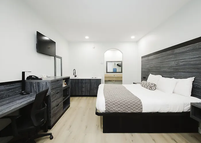 Sapphire Inn & Suites