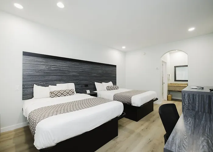 Sapphire Inn & Suites