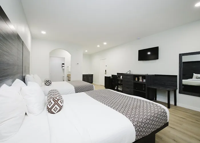 Sapphire Inn & Suites