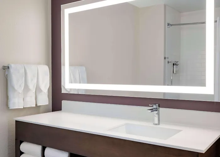 La Quinta Inn & Suites By Wyndham Springfield Airport Rte 66