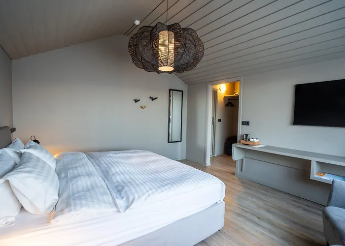 The Hill Hotel At Fluthir