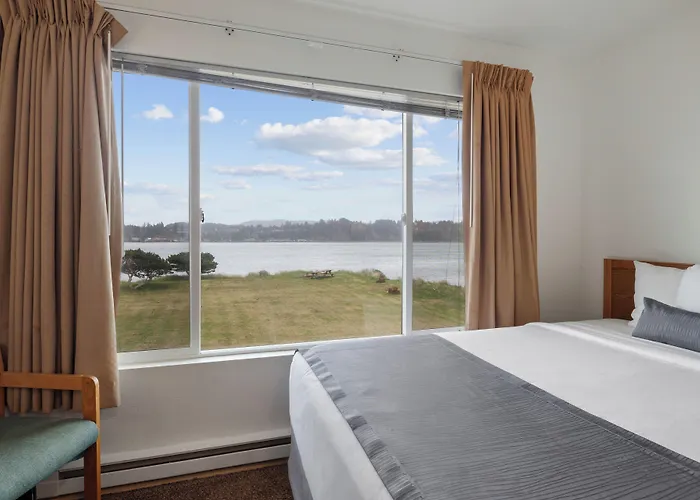 Waldport Bayfront Hotel & Restaurant