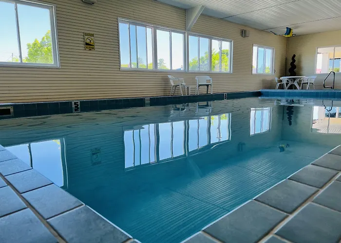 Court Plaza Inn & Suites Of Mackinaw