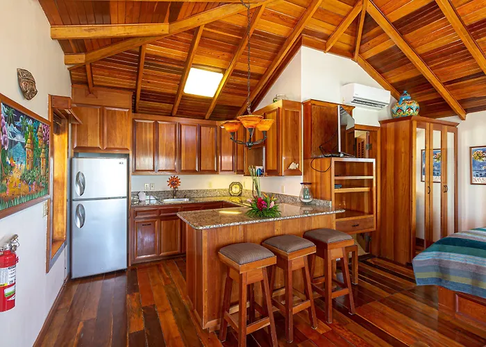 Blue Tang Inn - Beachfront Suites And Pool