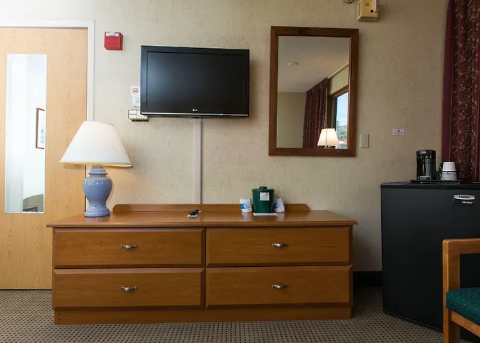 Commodores Inn
