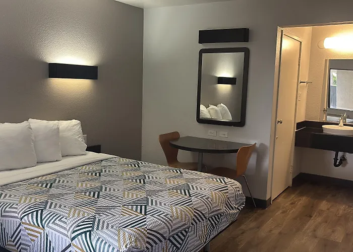 Hotel B5 -Watsonville