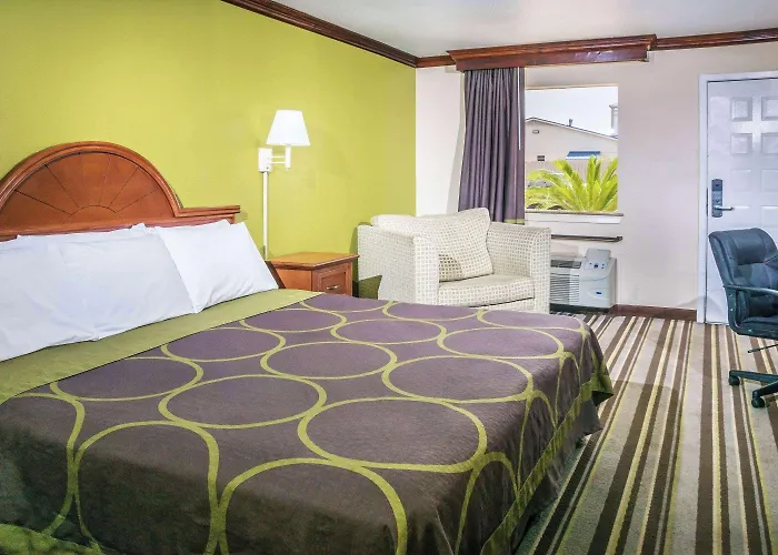 Super 8 By Wyndham San Marcos