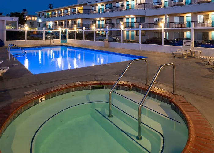 Edgewater Inn And Suites
