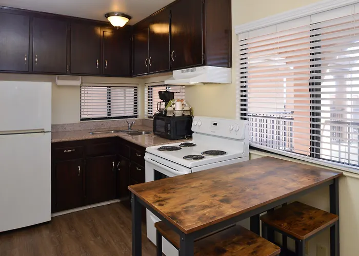 Edgewater Inn And Suites