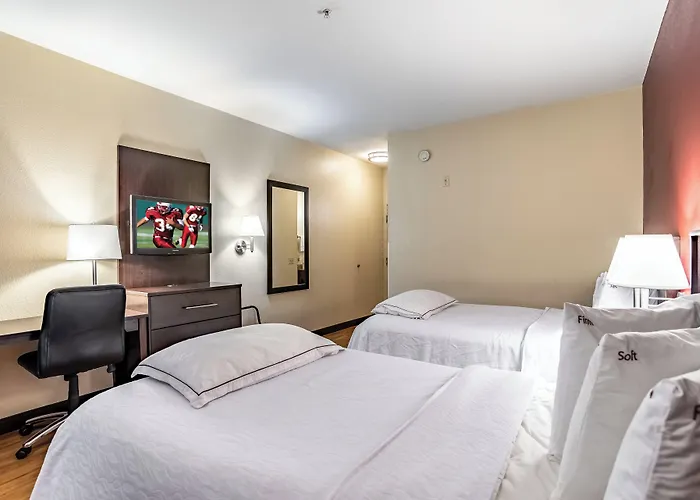 Red Roof Inn Plus Long Island - Garden City