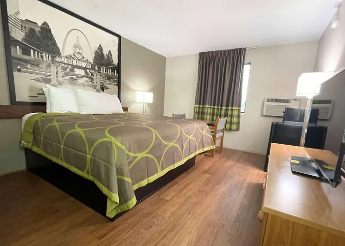 Super 8 By Wyndham Eureka/Six Flags Nearby
