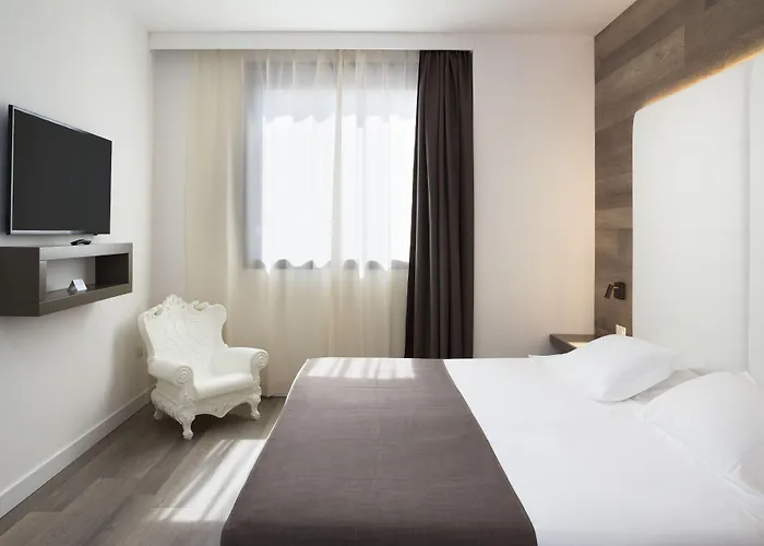 City Hotel & Suites