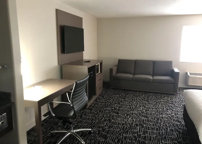 Clarion Pointe Indianapolis Airport