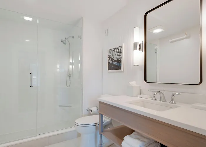 Newport Beach Hotel & Suites