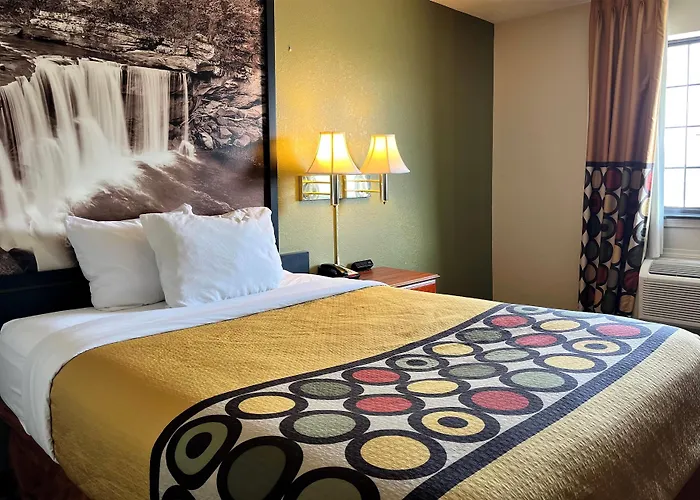 Super 8 By Wyndham Madison In
