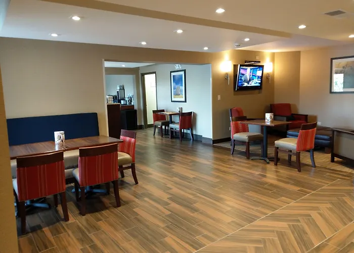 Best Western Rochelle Inn & Suites Near Dekalb