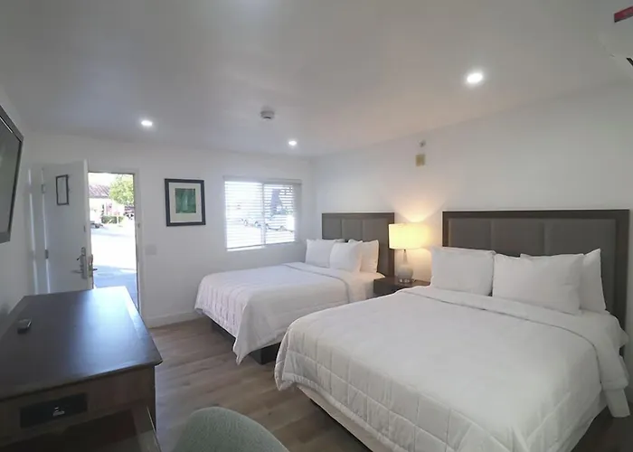 Lamplighter Inn & Suites