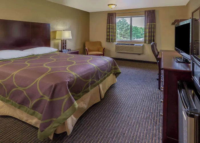 Super 8 By Wyndham Woodburn