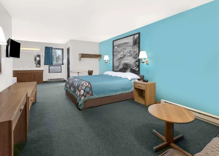 Super 8 By Wyndham Huron