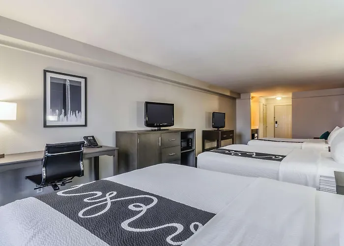 La Quinta By Wyndham Kansas City Airport