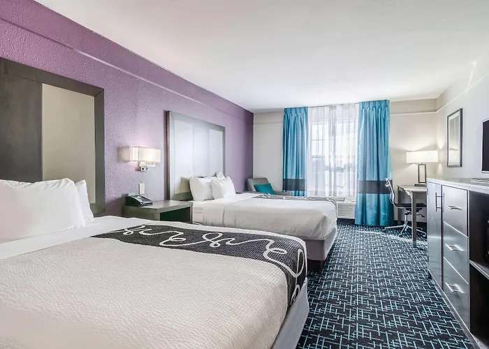 La Quinta By Wyndham Kansas City Airport
