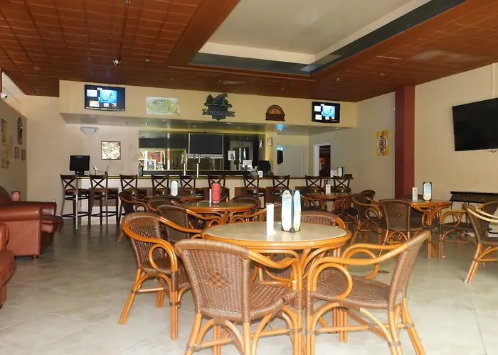Ramada By Wyndham Kissimmee Gateway - Free Theme Park Shuttle
