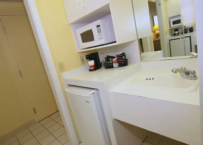 Ramada By Wyndham Kissimmee Gateway - Free Theme Park Shuttle