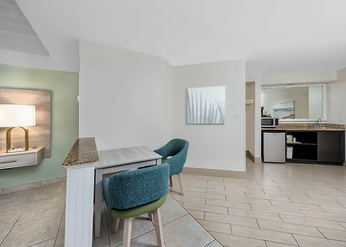 Best Western Plus Yacht Harbor Inn