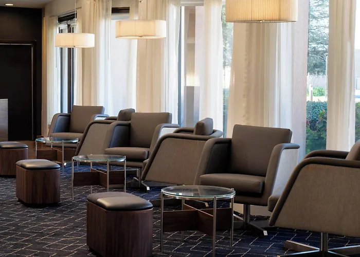 Courtyard By Marriott Bakersfield