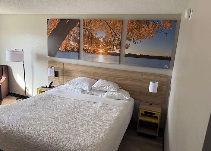 Days Inn By Wyndham Muncie -Ball State University