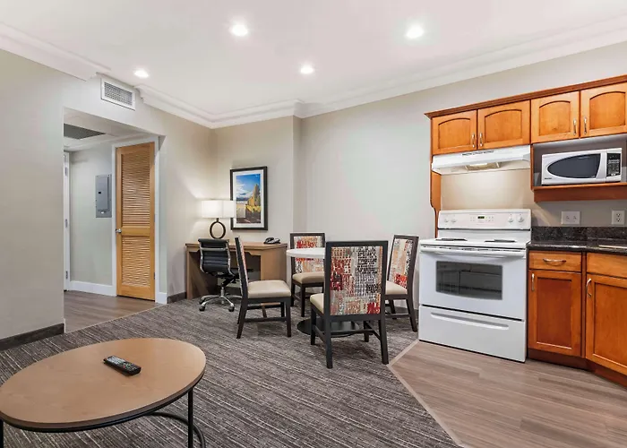 Best Western Plus Kelowna Hotel&Suites