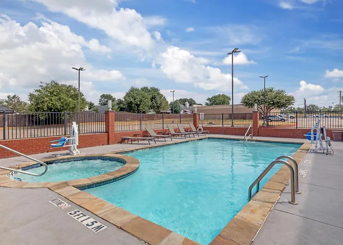 Best Western Plus Lake Dallas Inn & Suites