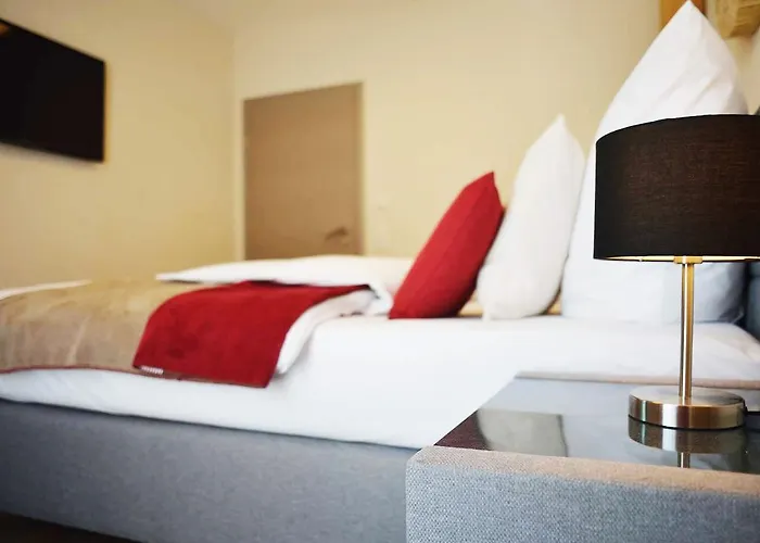 R & J Hotel
