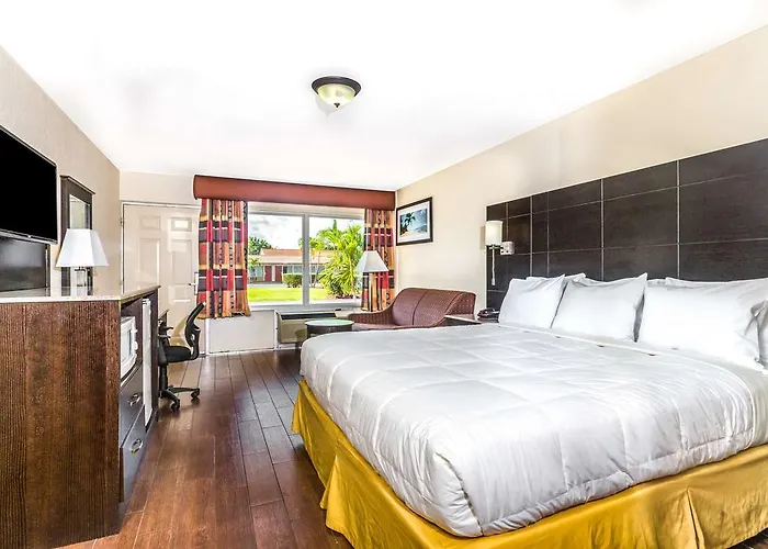 Econo Lodge Inn & Suites
