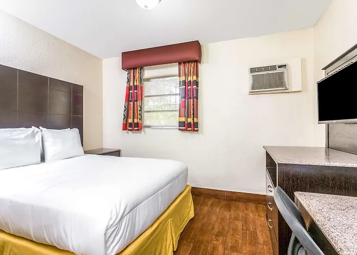 Econo Lodge Inn & Suites